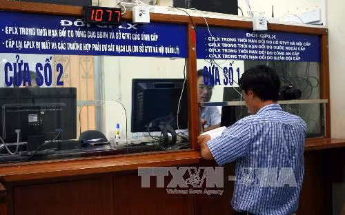 Còn thời hạn 1 năm đổi bằng lái xe sang thẻ PET ảnh 1