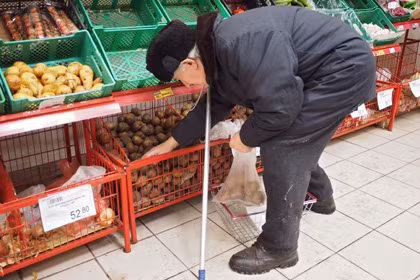Một nửa dân Nga phàn nàn thiếu tiền ảnh 1