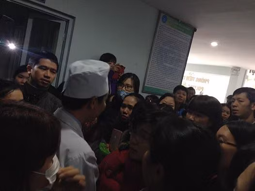 “Khóc dở" chờ đợi tiêm vắc xin dịch vụ 5 trong 1 ảnh 2