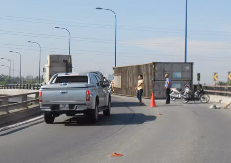 Container lật nhào trên cầu vượt Cát Lái ảnh 3