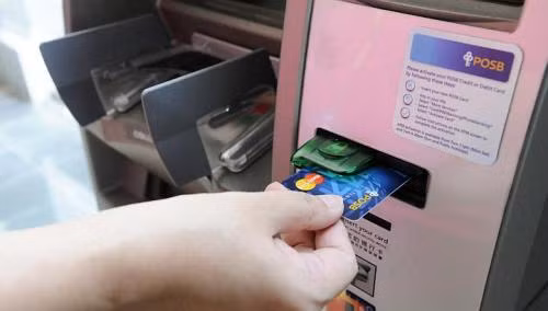 Singapore sử dụng thẻ ATM gắn chip mới ảnh 1