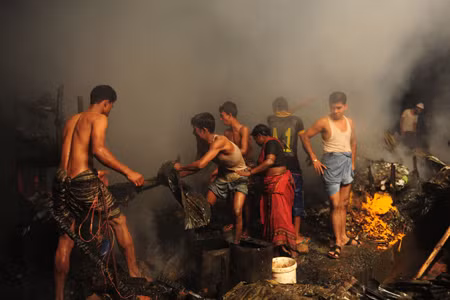 Cháy nhà máy may 11 tầng ở Bangladesh ảnh 1
