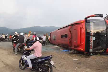 Tai nạn liên hoàn giữa đèo gây 10 thương vong ảnh 1