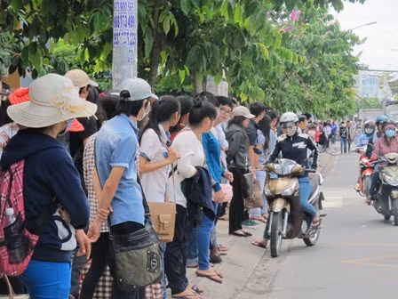 Phụ huynh đội nắng chờ thí sinh ảnh 16