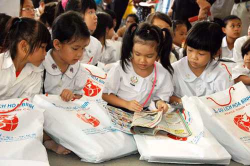 Trao học bổng Vừ A Dính cho con em Việt kiều tại Phnom Penh ảnh 2