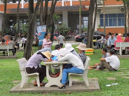 Phụ huynh đội nắng chờ thí sinh ảnh 9