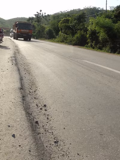 Xe siêu trọng 'băm nát' quốc lộ ảnh 1