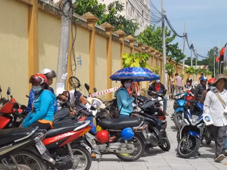 Phụ huynh đội nắng chờ thí sinh ảnh 12