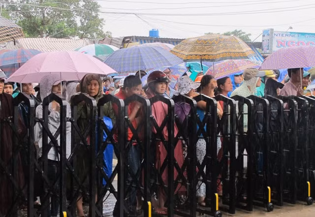 Phụ huynh đội nắng chờ thí sinh ảnh 14