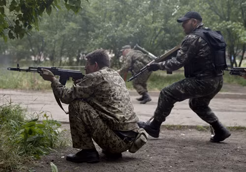 Lực lượng ly khai Ukraine tấn công dữ dội sân bay Lugansk ảnh 1