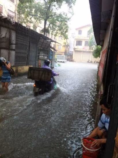 Cơn mưa rào khiến Hà Nội ngập cục bộ ảnh 2