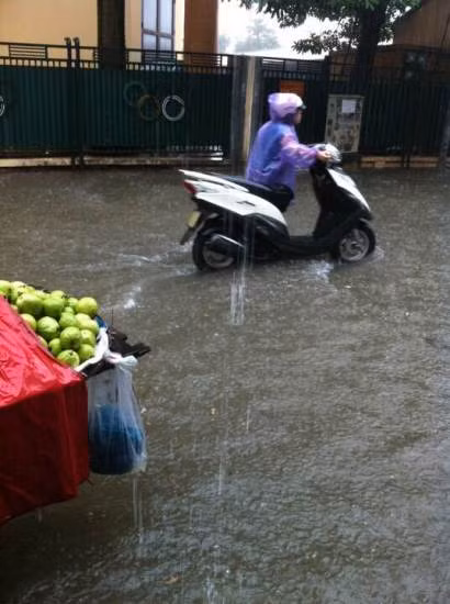 Cơn mưa rào khiến Hà Nội ngập cục bộ ảnh 3