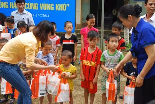 Chương trình “Đồng hành cùng vùng khó” đến với Na Rì ảnh 3