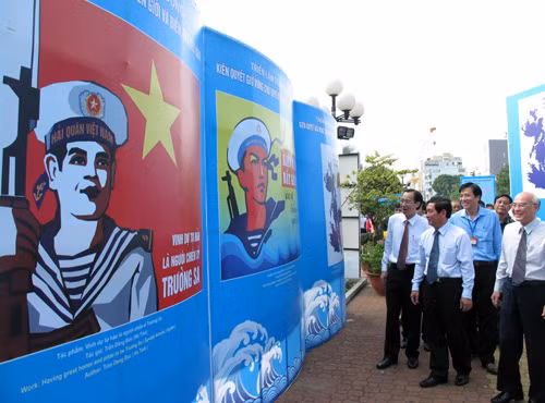 Triển lãm tranh cổ động về chủ quyền biển, đảo Việt Nam ảnh 1
