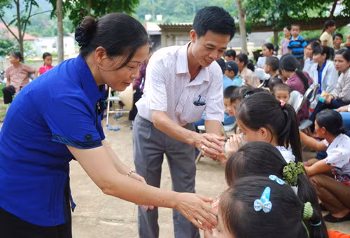 Chương trình “Đồng hành cùng vùng khó” đến với Na Rì ảnh 2