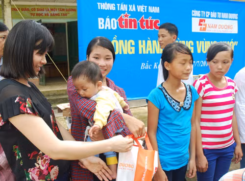 Chương trình “Đồng hành cùng vùng khó” đến với Na Rì ảnh 7