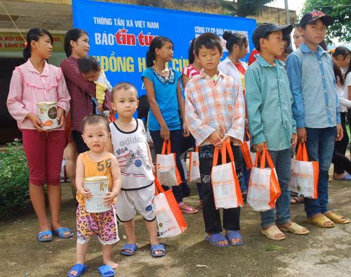 Chương trình “Đồng hành cùng vùng khó” đến với Na Rì ảnh 8