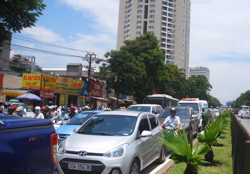 Thí sinh đổ về quê, bến xe chật cứng, giao thông ùn tắc ảnh 1