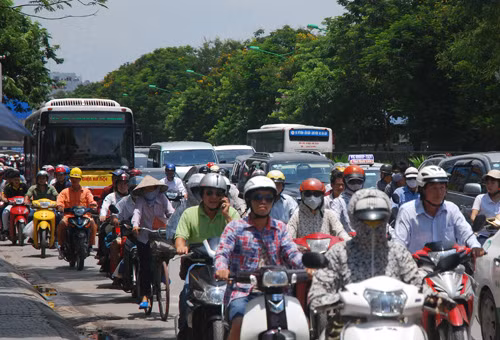 Thí sinh đổ về quê, bến xe chật cứng, giao thông ùn tắc ảnh 2