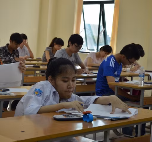 Cha cõng con liệt nửa người đến phòng thi ảnh 2