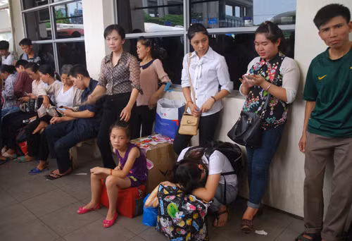 Thí sinh đổ về quê, bến xe chật cứng, giao thông ùn tắc ảnh 14