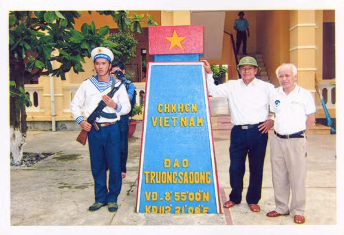 PGS Đào Hữu Vinh với Trường Sa ảnh 1