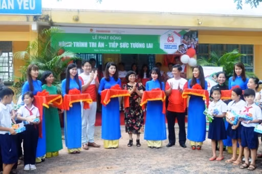 Nguyễn Kim trang bị thư viện điện tử cho trường tiểu học ảnh 1