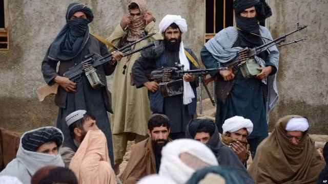 Taliban chặn xe buýt, bắt cóc 25 hành khách ảnh 1
