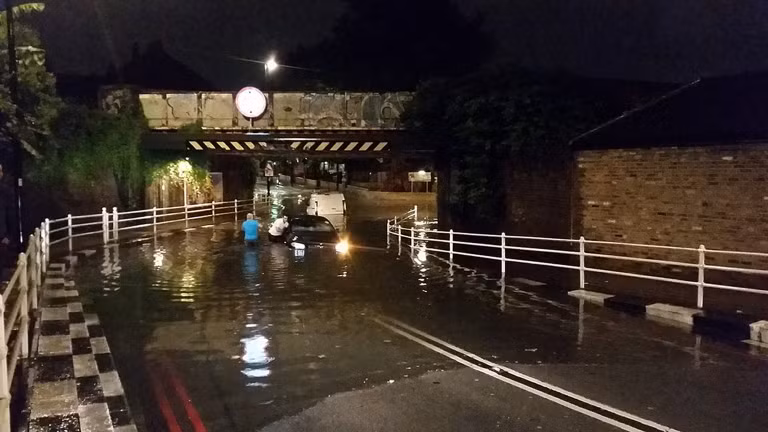 Cận cảnh London ngập nặng sau trận mưa dông ảnh 5