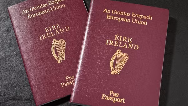 Người Anh đổ xô xin cấp hộ chiếu Ireland sau Brexit ảnh 1