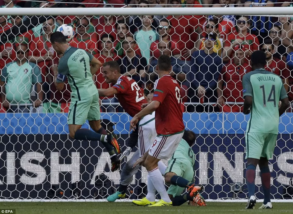 Chiêm ngưỡng siêu phẩm đánh gót của CR7 ảnh 2