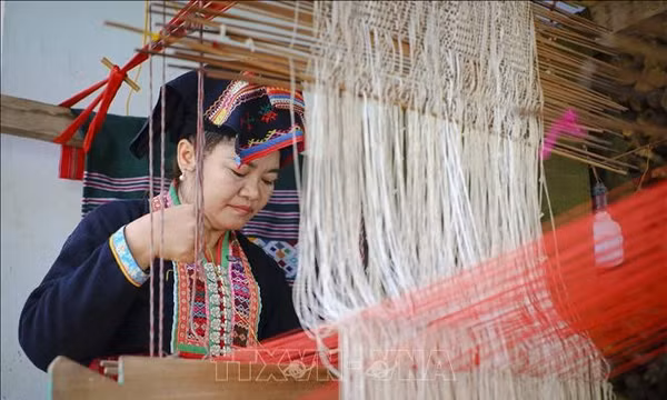 Điện Biên: Giữ hồn thổ cẩm Lào ở bản biên giới Pa Xa Lào