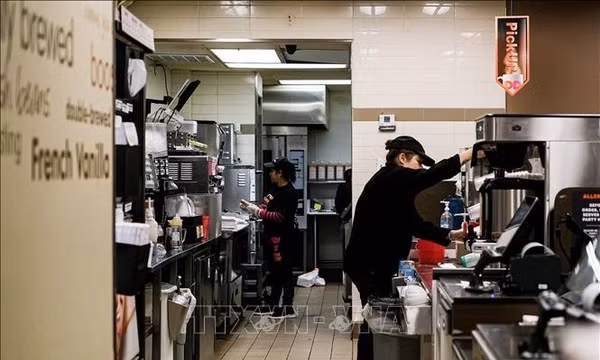 Nhân viên làm việc tại một nhà hàng ở New York, Mỹ. Ảnh: THX/TTXVN