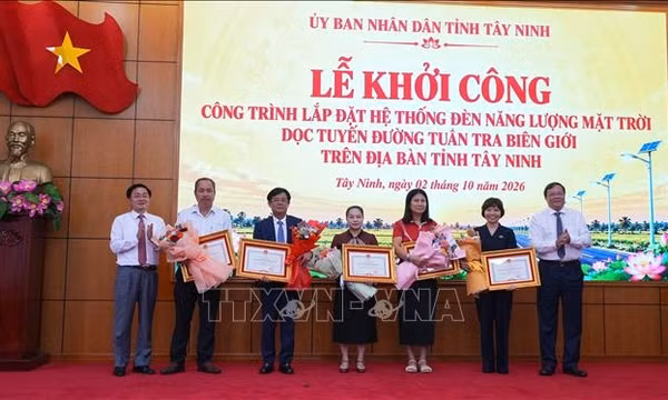 Tây Ninh lắp đặt đèn năng lượng mặt trời dọc đường tuần tra biên giới 