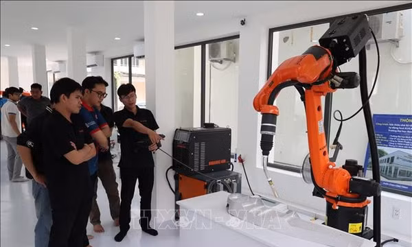 Thử nghiệm robot công nghiệp tại Trung tâm Đào tạo, Nghiên cứu và Phát triển Ứng dụng Robot Công nghiệp và Trí tuệ nhân tạo (trường Đại học Bách khoa – Đại học Đà Nẵng). Ảnh: Khoa Chương/TTXVN