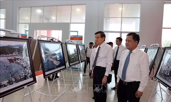 Triển lãm ảnh 'Chủ tịch Hồ Chí Minh trong hành trình thực hiện khát vọng độc lập dân tộc'