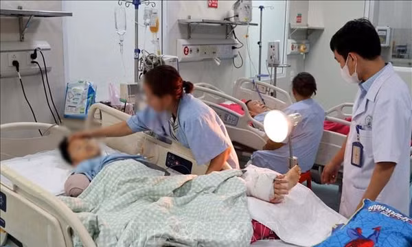 Bàn tay bé trai hồng hào sau ca ghép đặc biệt kéo dài 7 giờ