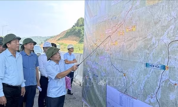 Bộ trưởng Bộ Xây dựng kiểm tra thi công tuyến cao tốc Tuyên Quang-Hà Giang