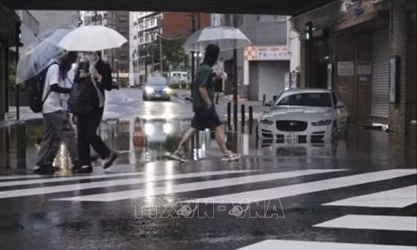 Bão Dujuan áp sát Tokyo, giao thông Nhật Bản đảo lộn trong kỳ nghỉ