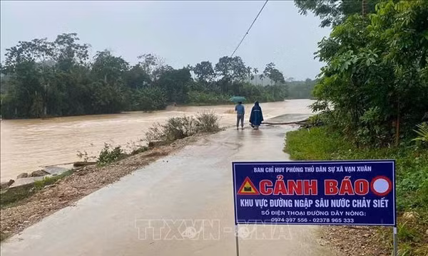 Đảm bảo an toàn đê điều ứng phó với lũ trên các sông