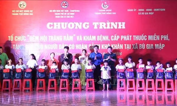 'Đêm hội trăng rằm' ấm áp đến với thiếu nhi vùng biên
