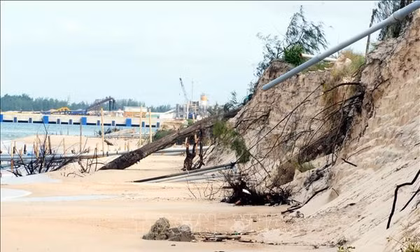 Nhiều điểm sạt lở bờ biển uy hiếp công trình, khu dân cư