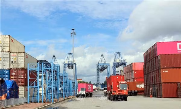 Hoạt động vận tải hàng hóa bên trong Cảng Quốc tế Tân Cảng - Cái Mép, TP Hồ Chí Minh. Ảnh: Xuân Khu/TTXVN