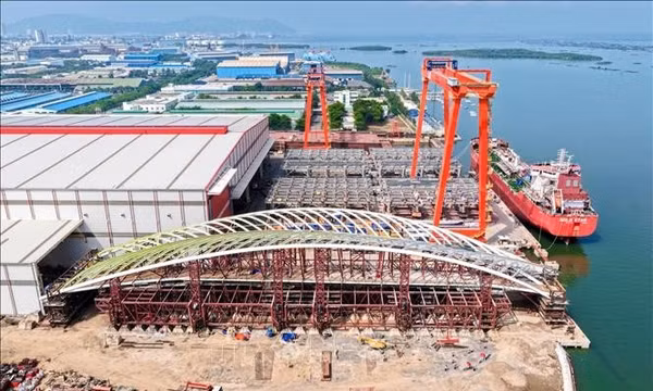 Cầu đi bộ qua sông Sài Gòn dự kiến hợp long trong tháng 10