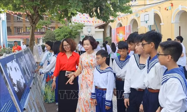 Giới thiệu lịch sử 'Đường Hồ Chí Minh trên biển - Dấu ấn Bến K15' đến học sinh 