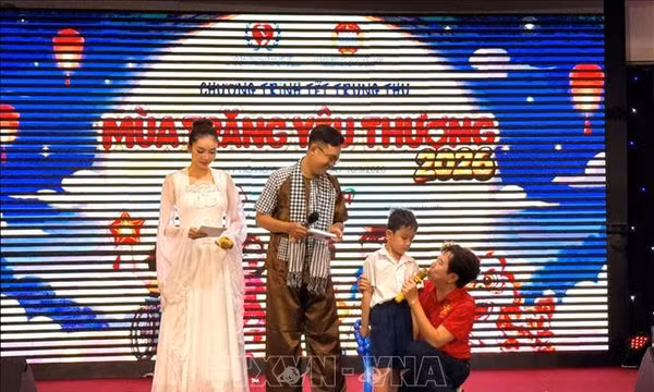 Mang trăng yêu thương đến trẻ thiệt thòi