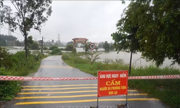 Mưa lớn gây ngập, chia cắt nhiều khu dân cư ở Quảng Ngãi