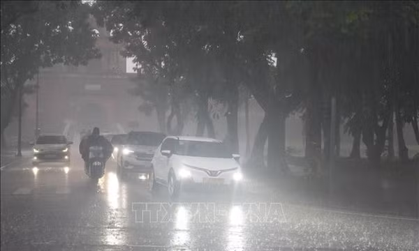 Áp thấp nhiệt đới đổi hướng về Trung Lào, miền Trung mưa rất lớn