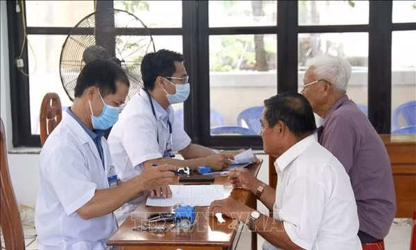 Tháo gỡ khó khăn, đẩy nhanh tiến độ khám sức khỏe miễn phí toàn dân