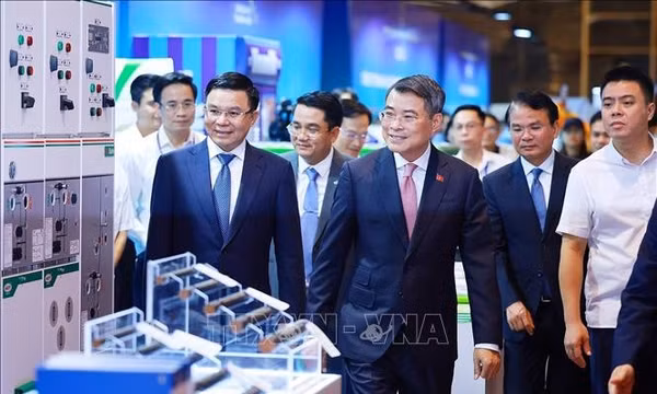 Thủ tướng dự Lễ công bố sản phẩm đạt Thương hiệu quốc gia Việt Nam lần thứ 10